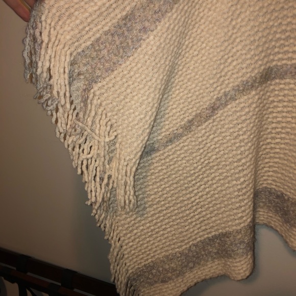 Do everything in love Shaw /poncho - Picture 3 of 5